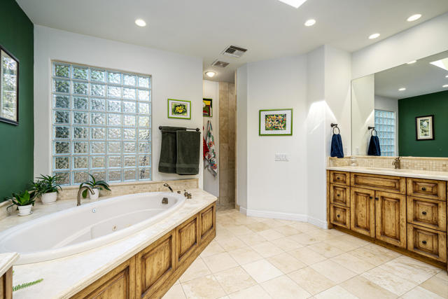 73342 Bursera Way, Palm Desert CA: https://media.crmls.org/mediaz/a6729b51-16d5-44e6-8285-fc2c9ebfe822.jpg