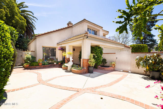 2124 Snowberry Court, Simi Valley CA: https://media.crmls.org/mediaz/a675445d-cf43-4e54-9634-83a20493c6b6.jpg