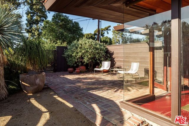 4260 Sea View Lane, Los Angeles CA: https://media.crmls.org/mediaz/a675efc3-5f45-4bfa-bd3b-8979c2894afd.jpg