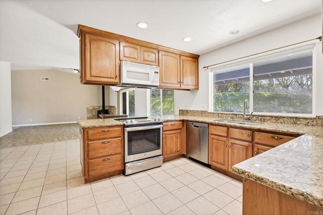 Detail Gallery Image 17 of 52 For 1420 Wilshire Rd, Fallbrook,  CA 92028 - 3 Beds | 2/1 Baths