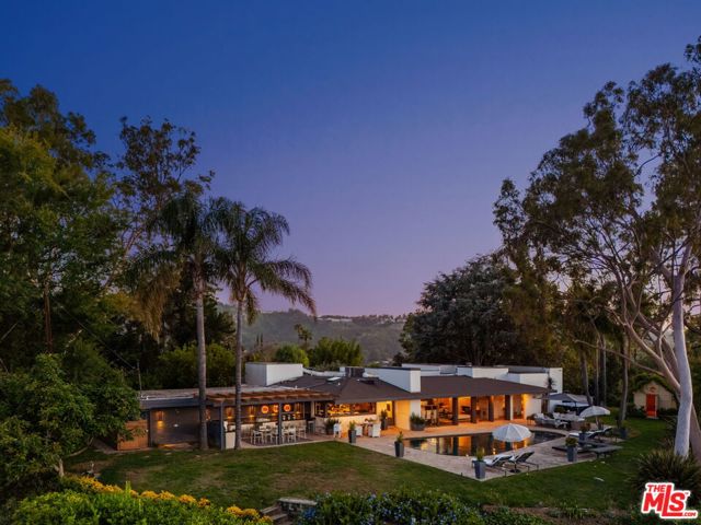 11531 Amanda Drive, Studio City CA: https://media.crmls.org/mediaz/a6777009-fd48-4c72-984d-dfa767b7695c.jpg