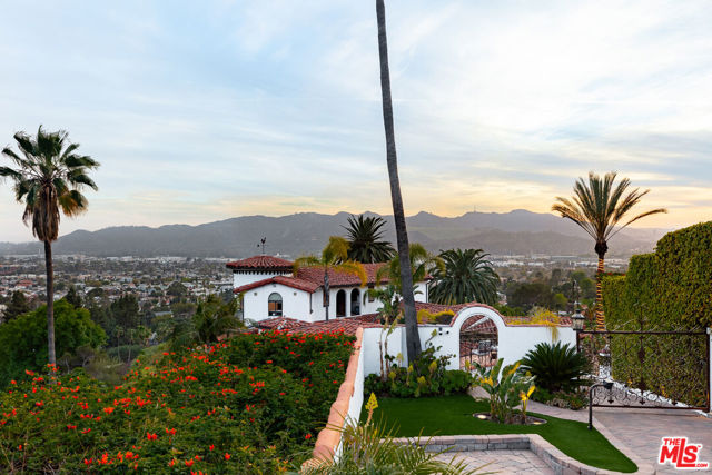 330 Kempton Road, Glendale CA: https://media.crmls.org/mediaz/a6779ce6-5c18-49df-8c91-eea6c17eebd0.jpg