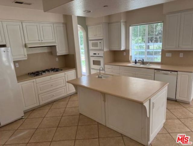 1808 Fallbrook Oaks Court, Fallbrook CA: https://media.crmls.org/mediaz/a677e16f-d5f1-4965-9701-aa3056c17c95.jpg