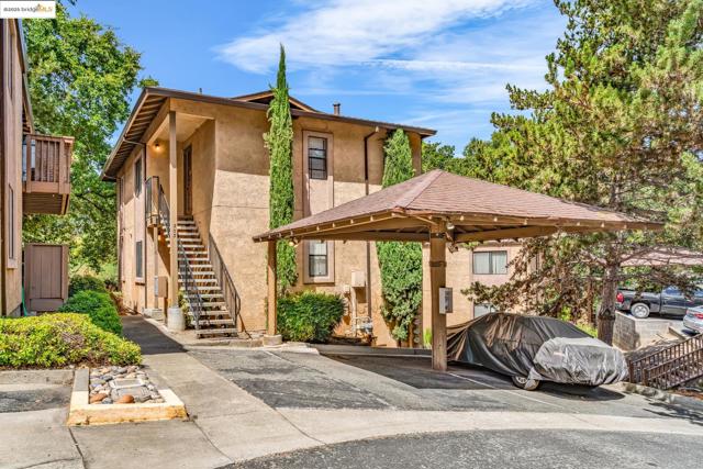 301 Country View Ln, Pleasant Hill CA: https://media.crmls.org/mediaz/a67828d8-ad6f-445d-acf6-e94b616d295a.jpg