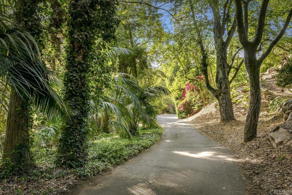 https://media.crmls.org/mediaz/a6787000-8916-4398-a76b-b9db5f548fe1.jpg?preset=X-Large
