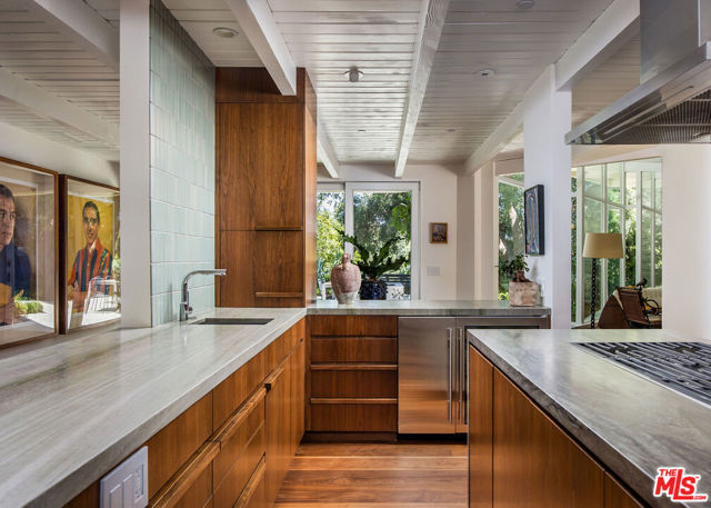 2179 Mandeville Canyon Road, Los Angeles CA: https://media.crmls.org/mediaz/a6789b51-f270-48f5-891e-cbac728206dd.jpg