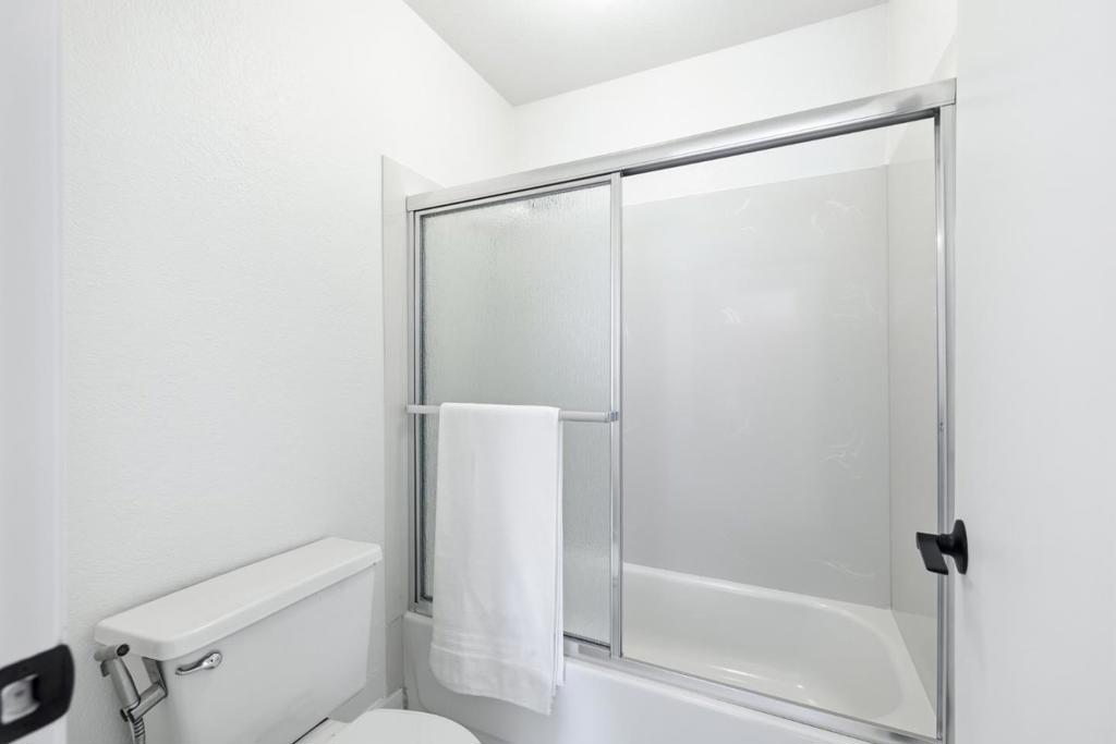 https://media.crmls.org/mediaz/a678a57e-0c05-4f36-b103-f43a29d7154b.jpg?preset=X-Large