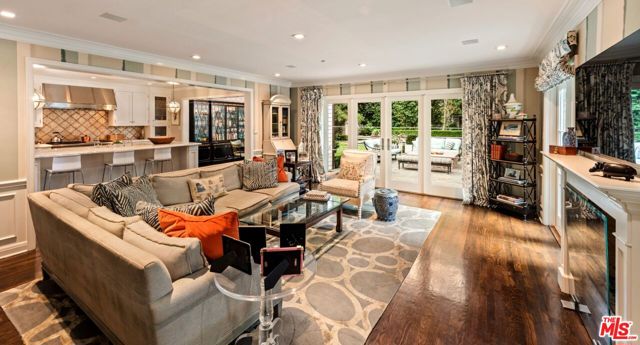 3848 Ethel Avenue, Studio City CA: https://media.crmls.org/mediaz/a679909d-0040-48fd-96a7-8dd1ef51e9af.jpg