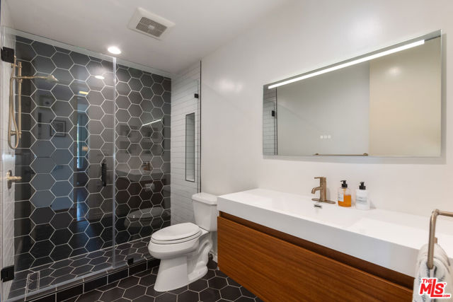 11805 Mayfield Avenue, Los Angeles CA: https://media.crmls.org/mediaz/a67a6040-e3fb-4aee-bf30-616add893ca8.jpg