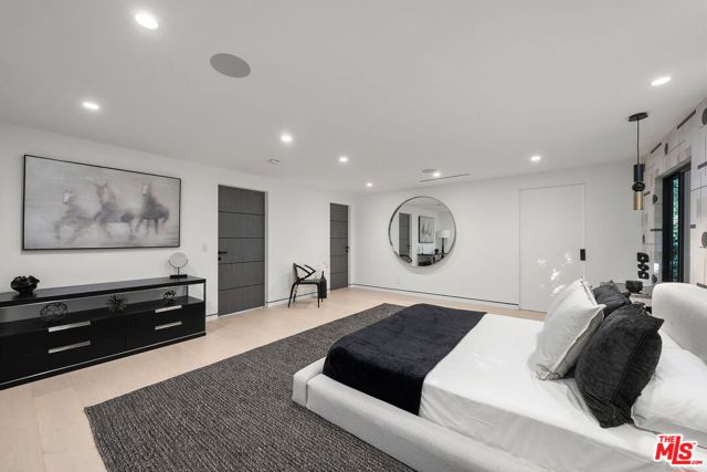 3290 N Knoll Drive, Los Angeles CA: https://media.crmls.org/mediaz/a67aa678-079a-42d8-b56e-4a762e8ce5d9.jpg