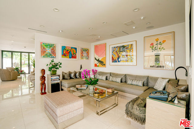 1821 Loma Vista Drive, Beverly Hills CA: https://media.crmls.org/mediaz/a67cfd23-0d2b-4542-9184-1619d3276c0b.jpg