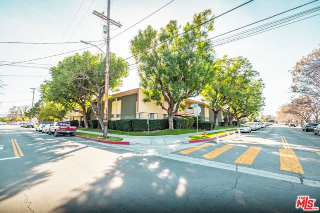 17900 Schoenborn Street photo 4