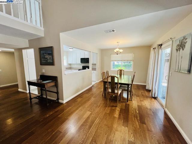 2418 Twinflower Ct, Martinez CA: https://media.crmls.org/mediaz/a67db041-dbab-457a-89d0-b53408a099db.jpg