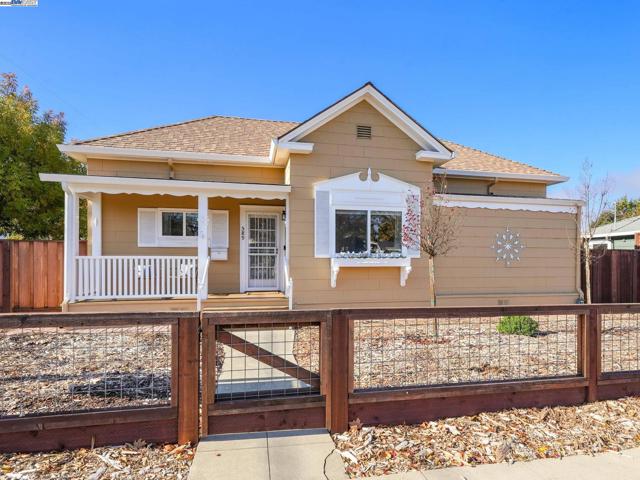 589 S M St, Livermore CA: https://media.crmls.org/mediaz/a67f6d9d-0b43-433e-918e-652e66d3d5e6.jpg