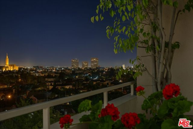 1333 S Beverly Glen Boulevard, Los Angeles CA: https://media.crmls.org/mediaz/a6806151-01db-408f-86c7-7fbfd86d0cbc.jpg