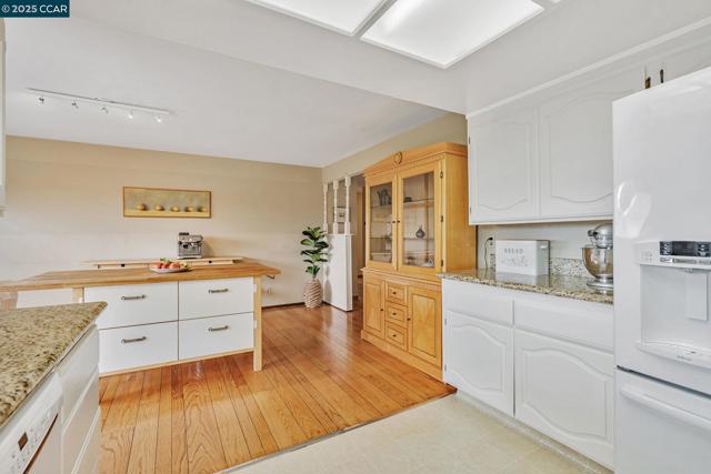 92 Gaywood Pl, Moraga CA: https://media.crmls.org/mediaz/a6808a9d-f42e-4029-b685-f9803e2be9fe.jpg