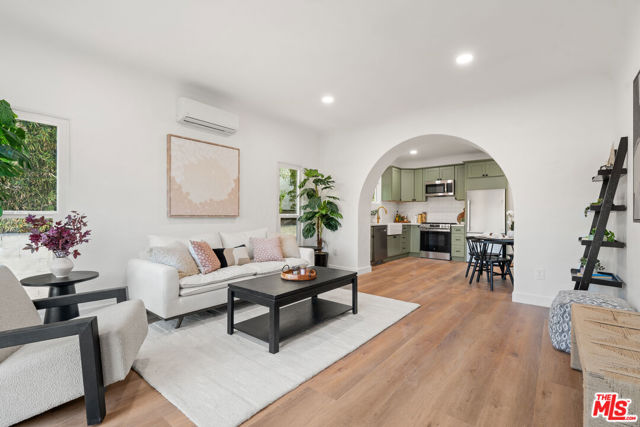 509 1/2 N Hobart Boulevard, Los Angeles CA: https://media.crmls.org/mediaz/a6812ca3-47b4-4918-9eea-e6ca9308e845.jpg