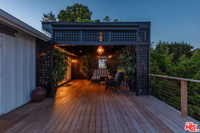 1612 Gilcrest Drive, Beverly Hills CA: https://media.crmls.org/mediaz/a681b1c7-c361-439d-8b92-dcbca9f4a26b.jpg