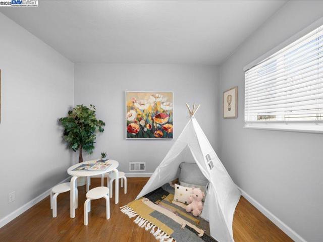 2457 San Carlos Ave, Castro Valley CA: https://media.crmls.org/mediaz/a6826094-9ce1-4495-ae5c-2a9a50e2cef6.jpg