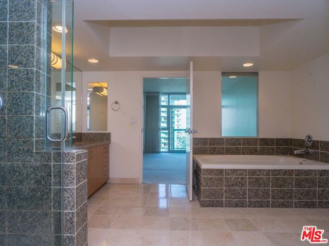 13700 Marina Pointe Drive, 420 photo 7