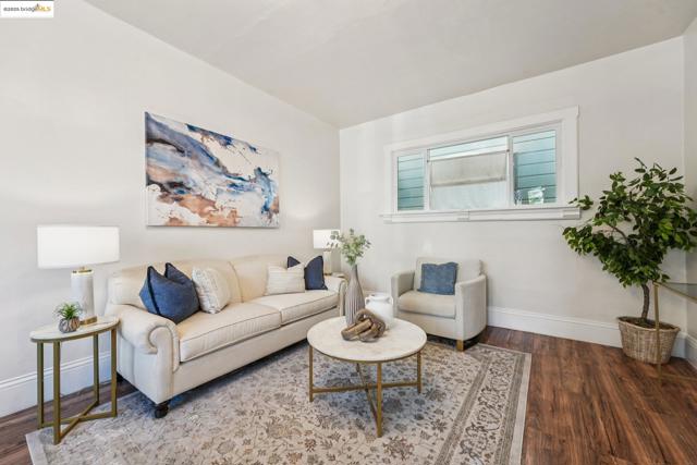 1549 5Th Ave, Oakland CA: https://media.crmls.org/mediaz/a6837ece-0b80-4ed4-8af9-6d9d1484a535.jpg