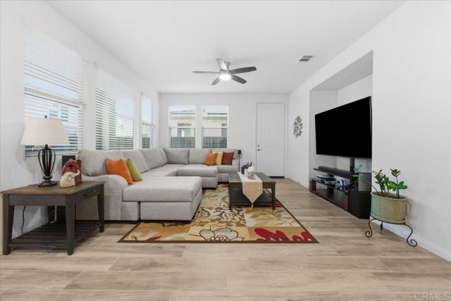 Detail Gallery Image 3 of 52 For 1184 Calle Oroblanco #3,  Chula Vista,  CA 91913 - 3 Beds | 3 Baths