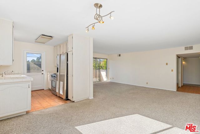 1021 North Crescent Heights Boulevard, 205 photo 2