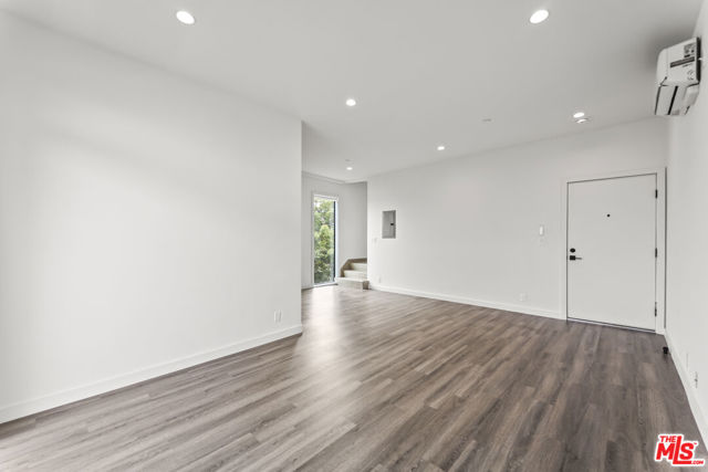 1254 9th Street, Santa Monica CA: https://media.crmls.org/mediaz/a684e3b6-c6e1-403a-8474-e68a06f3156c.jpg