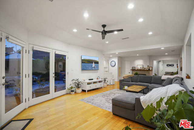 4546 Allott Avenue, Sherman Oaks CA: https://media.crmls.org/mediaz/a686921d-6b8e-49c3-bed9-cda35331f1fe.jpg