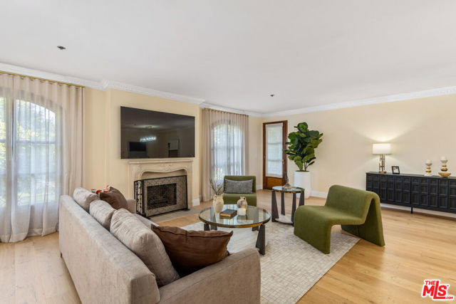 9249 Burton Way, Beverly Hills CA: https://media.crmls.org/mediaz/a687781b-257a-4276-a019-302a72658317.jpg