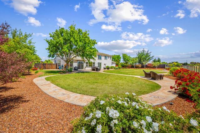 531 Via Vaquero Sur, San Juan Bautista CA: https://media.crmls.org/mediaz/a6884a80-2911-4a1f-affd-4eeb8da1e0b3.jpg
