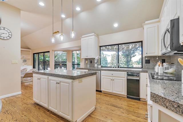 158 Golden Ridge Rd, Alamo CA: https://media.crmls.org/mediaz/a68a1ff4-d0a4-4c95-85dc-bc23f37fe71c.jpg