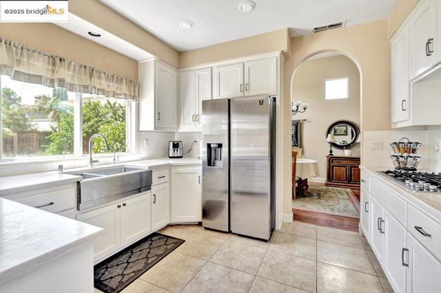1281 Sea Vista Dr, Brentwood CA: https://media.crmls.org/mediaz/a68abc0e-818f-42d3-b5ab-453f11a4001f.jpg