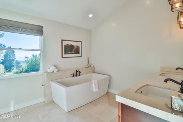 2328 Otono Circle, Thousand Oaks CA: https://media.crmls.org/mediaz/a68b15ad-d5f9-4cbf-ad06-5f71fdfc80d3.jpg