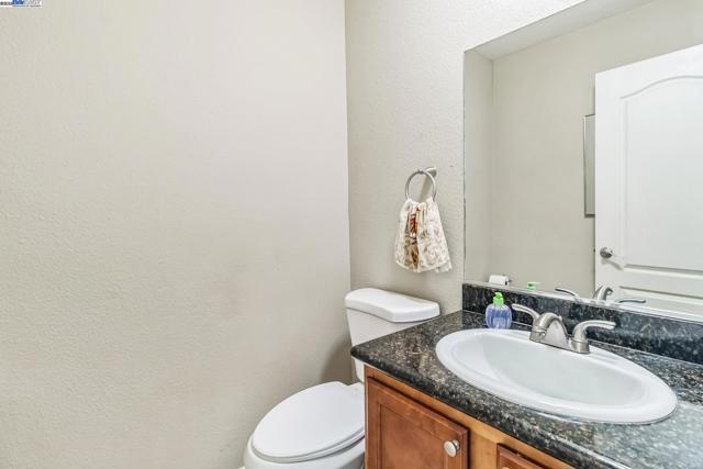 7166 N Fruit Ave, Fresno CA: https://media.crmls.org/mediaz/a68b7764-0a2d-4f46-a464-a2bb8e32985b.jpg