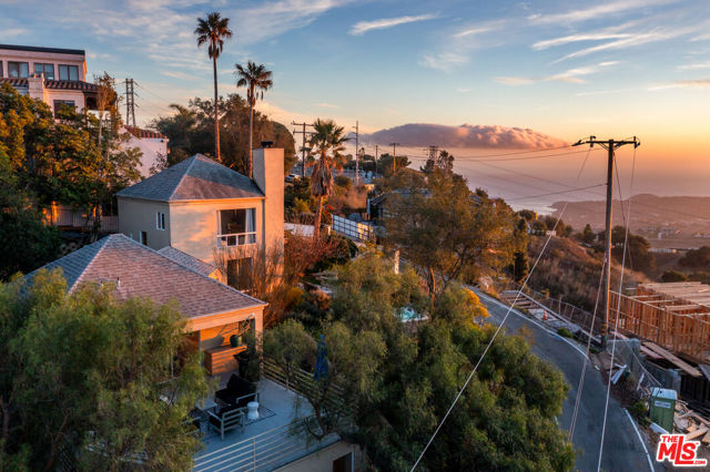 4350 Hillview Drive, Malibu CA: https://media.crmls.org/mediaz/a68bff6a-d183-4012-9259-ea08bf0c1b1b.jpg