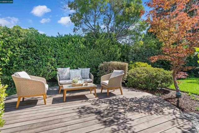 372 El Divisadero Ave, Walnut Creek CA: https://media.crmls.org/mediaz/a68ca49d-aa76-46e9-ac0e-87a46ef77678.jpg