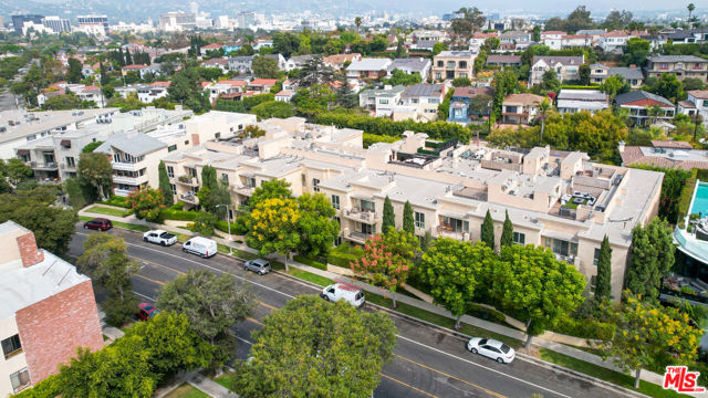 1318 Roxbury Drive, Los Angeles CA: https://media.crmls.org/mediaz/a68cf175-c109-4685-92a4-4ded1d544526.jpg