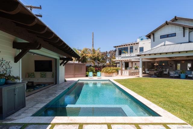 1040 Pine St, Coronado CA: https://media.crmls.org/mediaz/a68dff1c-fcb0-4fc7-aaf9-8be263b4479a.jpg
