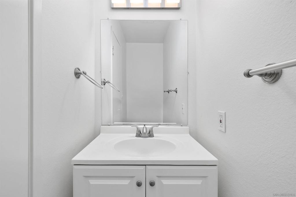 https://media.crmls.org/mediaz/a68f4a0b-02a3-4f8e-aba4-dd462a5410fe.jpg?preset=X-Large