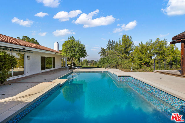 4344 Gayle Drive, Tarzana CA: https://media.crmls.org/mediaz/a690bb03-6354-4b35-8141-07c91060e8a4.jpg