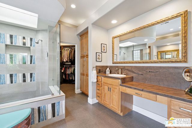 450 E Bogert Trail, Palm Springs CA: https://media.crmls.org/mediaz/a690f87a-ad6c-475a-9346-4f80c43e1221.jpg