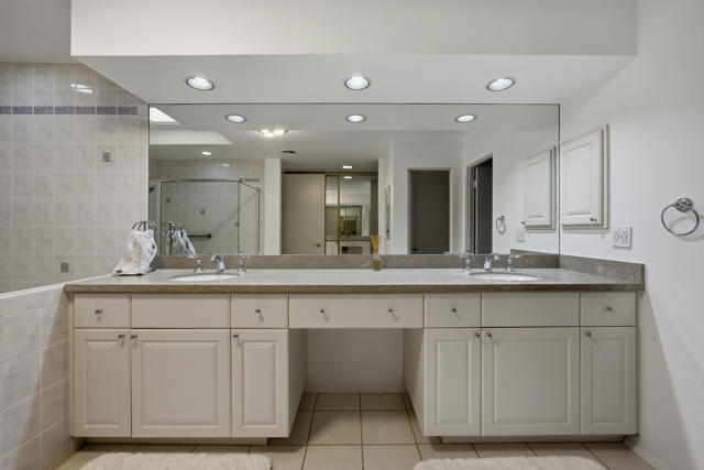 27 Cornell Drive, Rancho Mirage CA: https://media.crmls.org/mediaz/a691885b-25ff-4911-9c5e-edf383d208c0.jpg