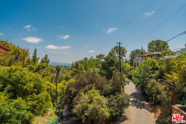 1242 Angelo Drive, Beverly Hills CA: https://media.crmls.org/mediaz/a692346e-f3f3-4ed3-a7a1-bab03d358aed.jpg