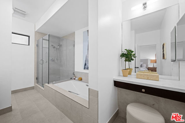 11928 Kiowa Avenue, Los Angeles CA: https://media.crmls.org/mediaz/a6925d00-7d5a-4607-8023-2efe5473afcf.jpg