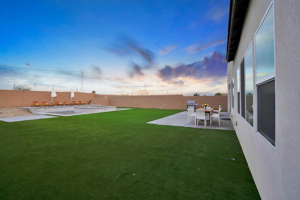 https://media.crmls.org/mediaz/a692aaca-3544-4dd8-80c2-9d84e3bdaa1e.jpg?preset=X-Large