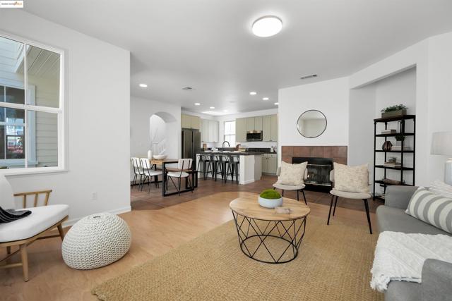 1165 Cottage Ln, Hercules CA: https://media.crmls.org/mediaz/a692eac7-3675-49b4-a04c-88246a87561e.jpg