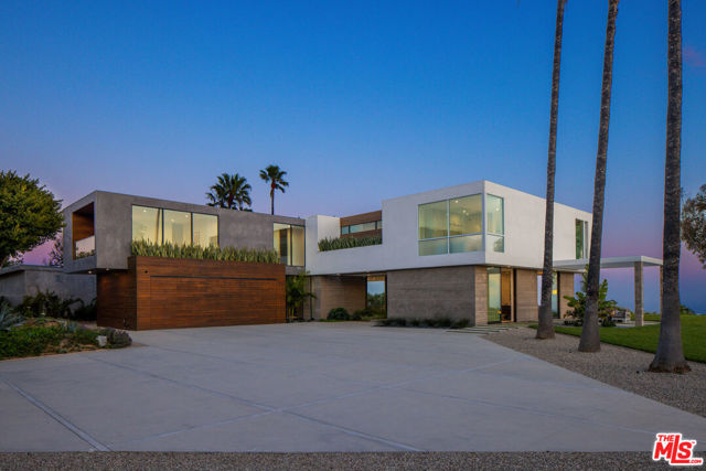 5601 Kanan Dume Road, Malibu CA: https://media.crmls.org/mediaz/a693b2de-4401-47cd-a125-78551edc2a48.jpg