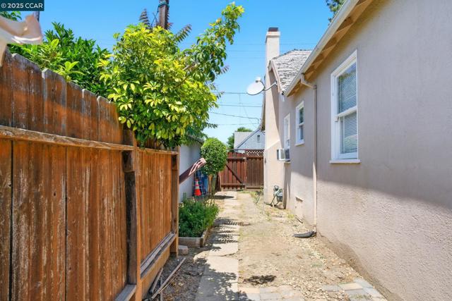 521 C St, Martinez CA: https://media.crmls.org/mediaz/a694f73e-02db-4187-9c0d-adf6676aa81b.jpg