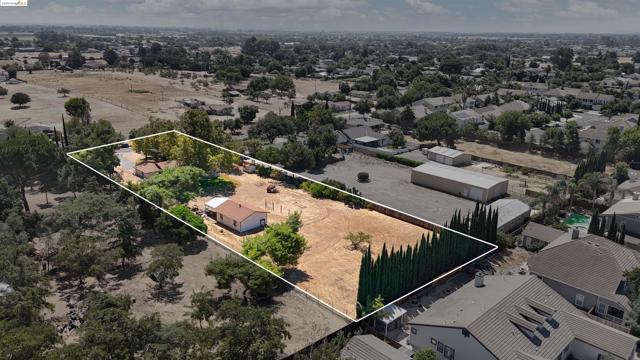 2921 Anderson Ln, Brentwood CA: https://media.crmls.org/mediaz/a695480c-ac2f-4cd6-8b29-583a31701a85.jpg